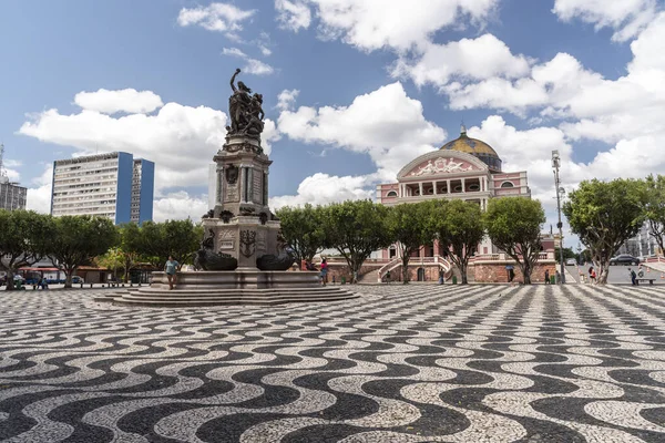 Вид Памятник Общественной Площади Розовое Историческое Здание Teatro Amazonas Центре — стоковое фото