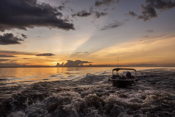 Schöner Amazonas Sonnenuntergang Über Dem Wasser Des Negro River Mit — Stockfoto