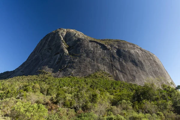 Prachtig Uitzicht Rotsachtige Bergtoppen Groen Regenwoud Tres Picos Rio Janeiro — Stockfoto