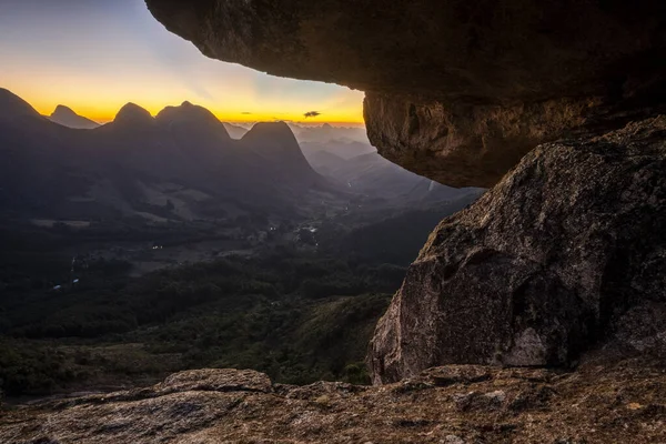 Prachtig Zonsondergang Uitzicht Van Rotsachtige Piek Tot Landschap Van Bergen — Stockfoto