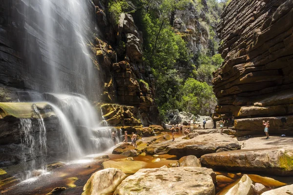 Chapada Diamantina, Bahia, Brezilya 'daki kayalık kanyonda büyük doğal şelalenin güzel manzarası