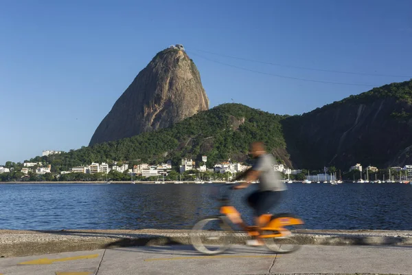 Hermosa Vista Del Hombre Bicicleta Frente Océano Sugar Loaf Mountain — Foto de Stock