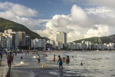 İnsanlar için güzel bir manzara Copacabana Sahili, Rio de Janeiro, Brezilya