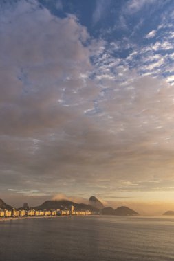 Güneşin doğuşuyla Copacabana 'dan Sugar Loaf Dağı' na güzel bir manzara, Rio de Janeiro, Brezilya