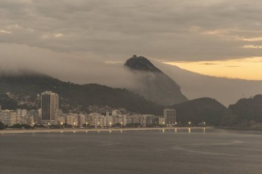 Güneşin doğuşuyla Copacabana 'dan Sugar Loaf Dağı' na güzel bir manzara, Rio de Janeiro, Brezilya
