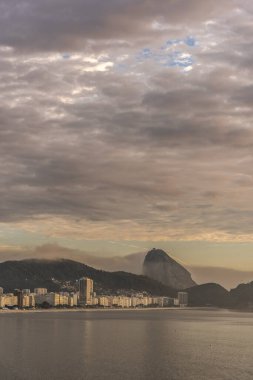 Güneşin doğuşuyla Copacabana 'dan Sugar Loaf Dağı' na güzel bir manzara, Rio de Janeiro, Brezilya