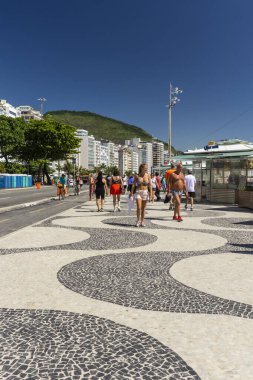 Copacabana Sahili, Rio de Janeiro, Brezilya 'da kaldırımda yürüyen insanlar için güzel bir manzara