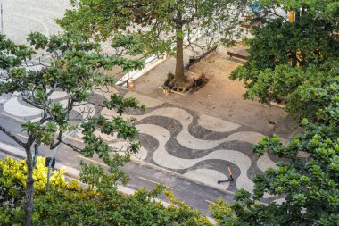Portekiz taşlarından oluşan dalga desenli Copacabana Sahili 'nin güzel manzarası Rio de Janeiro, Brezilya