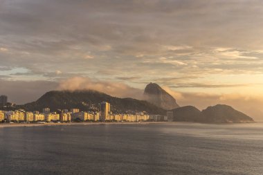 Güneşin doğuşuyla Copacabana 'dan Sugar Loaf Dağı' na güzel bir manzara, Rio de Janeiro, Brezilya