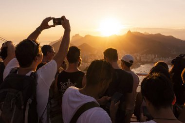 Sugar Loaf Dağı 'ndan güzel bir manzara. Turistler fotoğraf çekiyor. Rio de Janeiro, Brezilya.