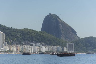 Sugar Loaf dağının güzel manzarası ve Copacabana Sahili, Rio de Janeiro, Brezilya 'daki havai fişek mavnaları