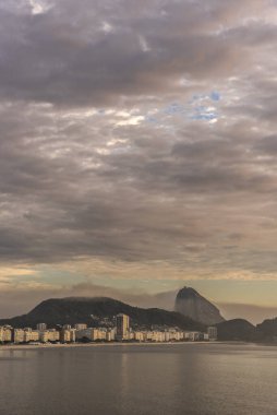 Güneşin doğuşuyla Copacabana 'dan Sugar Loaf Dağı' na güzel bir manzara, Rio de Janeiro, Brezilya