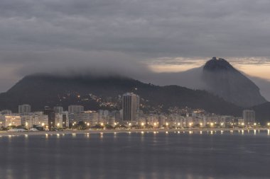 Güneşin doğuşuyla Copacabana 'dan Sugar Loaf Dağı' na güzel bir manzara, Rio de Janeiro, Brezilya