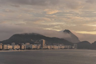 Güneşin doğuşuyla Copacabana 'dan Sugar Loaf Dağı' na güzel bir manzara, Rio de Janeiro, Brezilya
