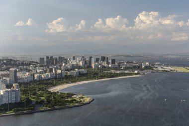 Sugar Loaf Dağı 'ndan plaja ve şehir ilanlarına güzel bir manzara, Rio de Janeiro, Brezilya