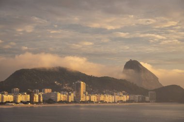 Güneşin doğuşuyla Copacabana 'dan Sugar Loaf Dağı' na güzel bir manzara, Rio de Janeiro, Brezilya