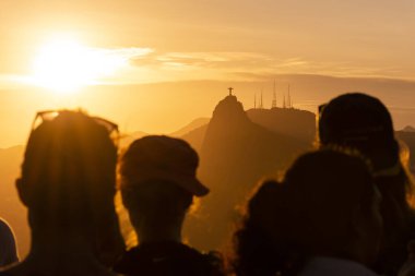 Brezilya, Rio de Janeiro 'daki Sugar Loaf Dağı' ndan gün batımını izleyen turistlerin güzel manzarası