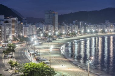 Copacabana Sahili 'ne ve okyanusa güzel bir manzara. Güneşin mavi saatinde, Rio de Janeiro, Brezilya
