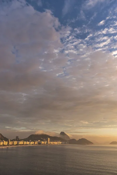 Güneşin Doğuşuyla Copacabana Dan Sugar Loaf Dağı Güzel Bir Manzara — Stok fotoğraf