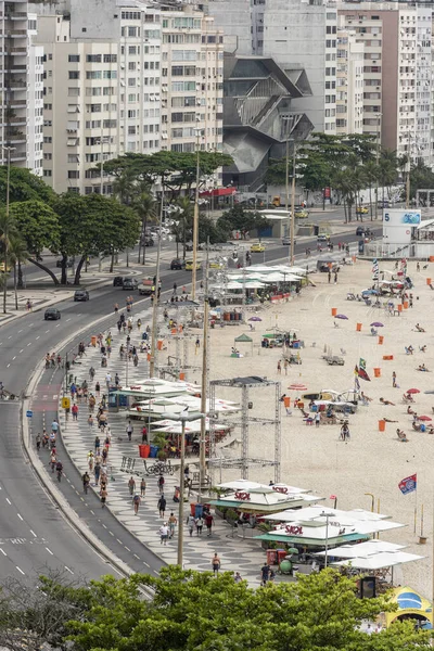 Copacabana Sahili Ndeki Insanların Banyo Yaptığı Binaların Güzel Manzarası Rio — Stok fotoğraf