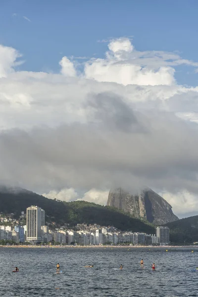 Krásný Výhled Pláž Copacabana Kopcem Cukrové Bochánky Zádech Lidmi Stoličkách — Stock fotografie