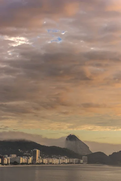 Güneşin Doğuşuyla Copacabana Dan Sugar Loaf Dağı Güzel Bir Manzara — Stok fotoğraf