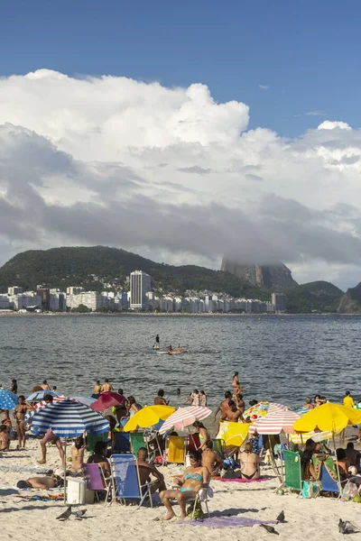 Gyönyörű Kilátás Copacabana Beach Sugar Loaf Hegy Hátsó Emberek Stand — Stock Fotó