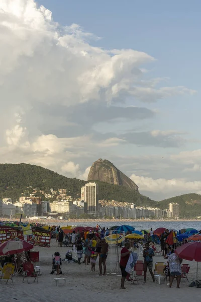 Gyönyörű Kilátás Emberek Fürdés Élvezi Copacabana Beach Rio Janeiro Brazília — Stock Fotó