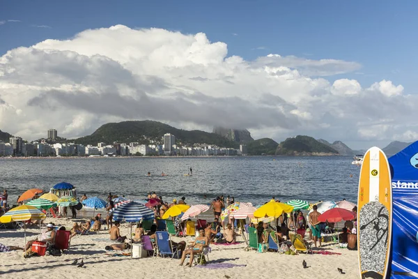 Piękny Widok Copacabana Beach Góry Sugar Loaf Plecach Ludzi Stand — Zdjęcie stockowe