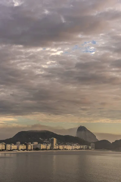 Schöne Aussicht Auf Den Zuckerhut Von Der Copacabana Bei Sonnenaufgang — Stockfoto