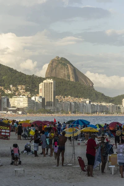 Bela Vista Para Pessoas Que Tomam Banho Desfrutam Praia Copacabana — Fotografia de Stock