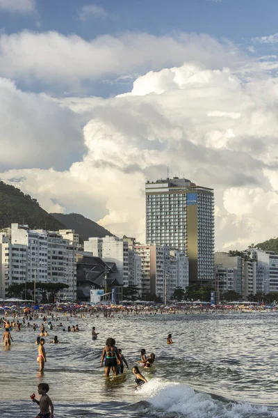 Hermosa Vista Gente Bañándose Disfrutando Playa Copacabana Río Janeiro Brasil — Foto de Stock