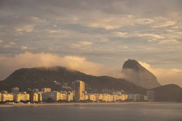 Όμορφη Θέα Στη Ζάχαρη Loaf Mountain Από Copacabana Την Ανατολή — Φωτογραφία Αρχείου