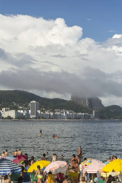 Gyönyörű Kilátás Copacabana Beach Sugar Loaf Hegy Hátsó Emberek Stand — Stock Fotó