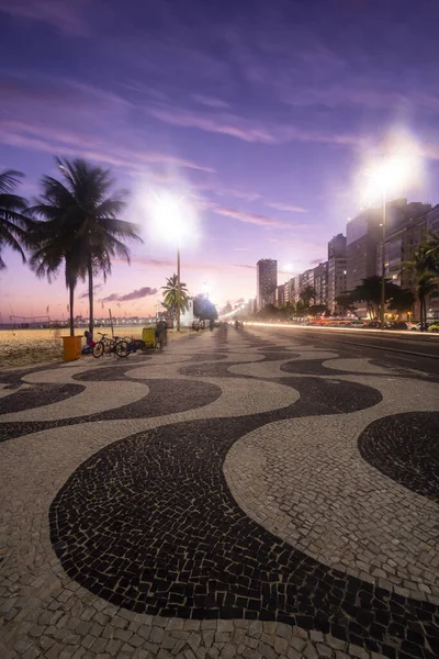 Krásný Výhled Pláž Copacabana Kopcem Cukrové Bochánky Zádech Lidmi Stoličkách — Stock fotografie