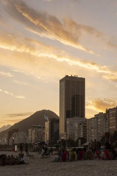 Copacabana Sahili Güzel Bir Manzara Arkasında Sugar Loaf Dağı Stand — Stok fotoğraf