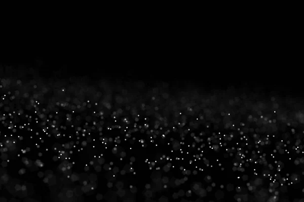 Progettazione nube di polvere cadente. Particelle nuvola sfondo, carta da parati con spazio copia. Pioggia, concetto di nevicata. Movimento di congelamento della polvere bianca che scende, isolata su fondo nero, scuro . — Foto Stock