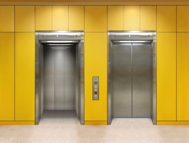 Krom metal ofis asansör kapıları. Açık ve kapalı varyant. Gerçekçi vektör illüstrasyonu sarı duvar panelleri ofis asansörü.