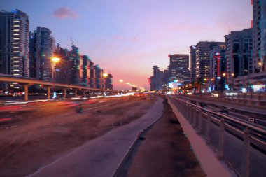 Şehirdeki arızalı 3D desenli tasarım. Dijital piksel gürültü hatası. Soyut ekran arızası gürültü dokusu.