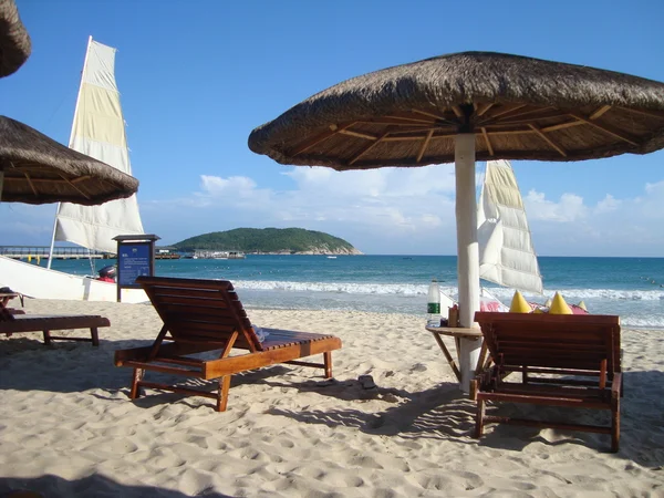 Camas de sol na praia com areia branca — Fotografia de Stock