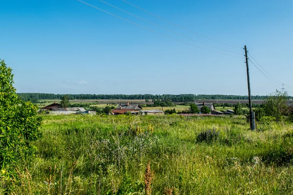 Russisches Dorf ländliche Wiesenlandschaft — Stockfoto