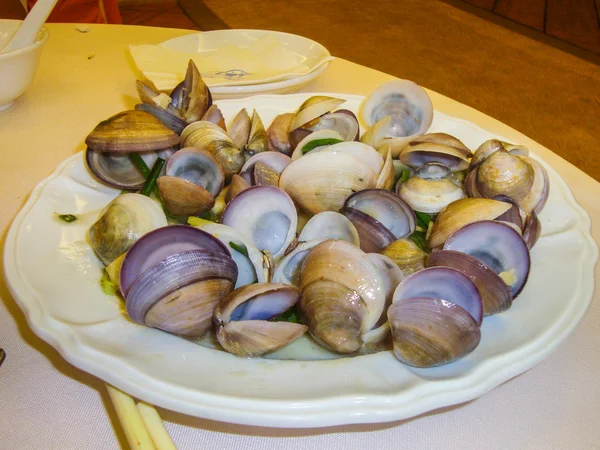 Gekookte kleine vongole op een plaat — Stockfoto