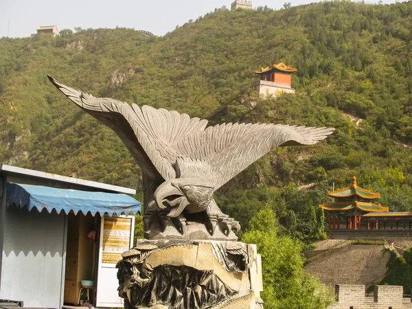 중국의 만리 장성 주변 독수리 동상 — 스톡 사진