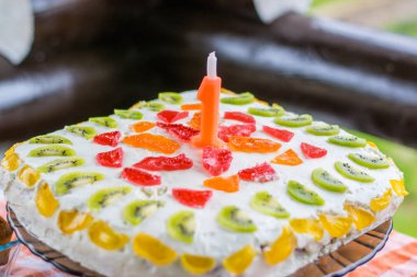 Bir yıl doğum günü pasta bir mum