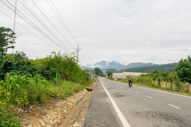 Vietnam Da Lat yakınındaki dağlarda yola