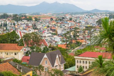 Çatılar Da Lat dağ şehir manzaralı, Vietnam