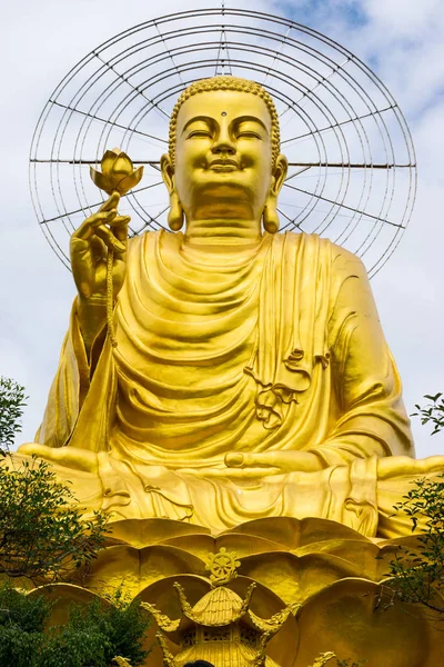 Goldene Buddha-Statue in der Dalat-Stadt Vietnam — Stockfoto