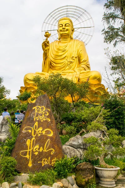 Gouden Boeddhabeeld in Dalat city, Vietnam — Stockfoto