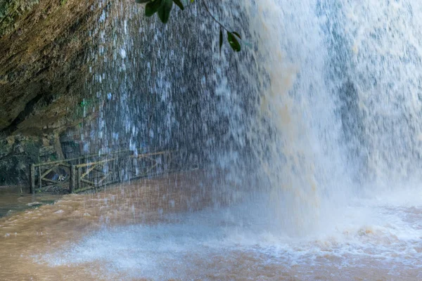 Водоспад Prenn закладають у місті Dalat, В'єтнам — стокове фото