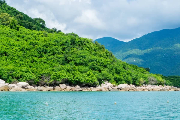 Paisaje marino con costa de isla tropical —  Fotos de Stock